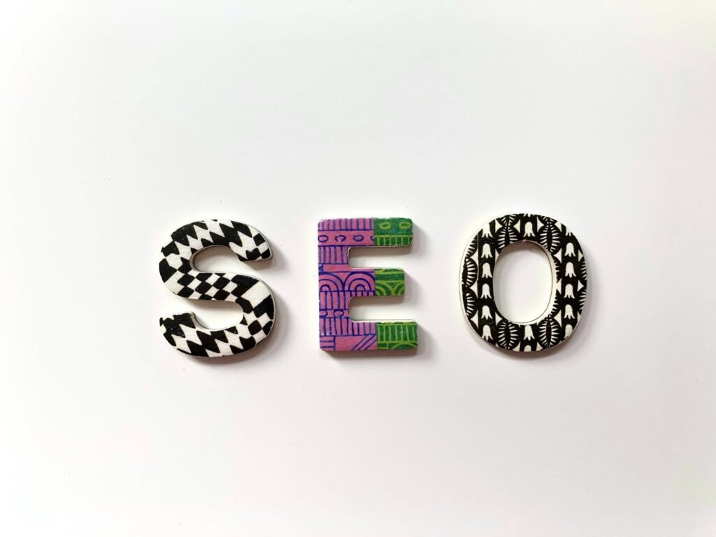 Logo de SEO hecho de arte alternativo.