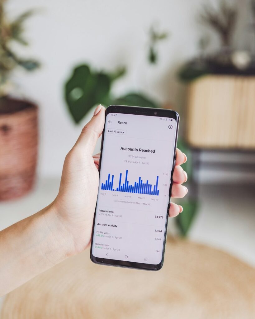 Vemos un celular mostrando el alcance que obtiene de una buena estrategia de SEO.